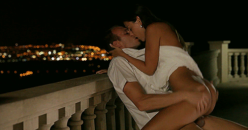 pareja haciendo el amor en una terraza por la noche